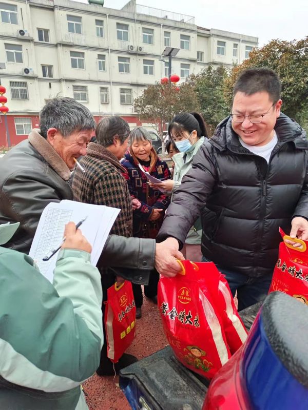 關愛老（lǎo）人，我們一直在行動，2023年農曆臘月（yuè）二十，給西北流村的老（lǎo）人 發春節福利